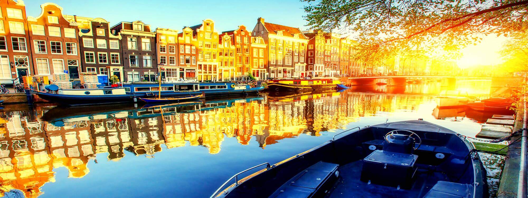 Der Kanal bei Sonnenuntergang in Amsterdam ist die Hauptstadt der Holland